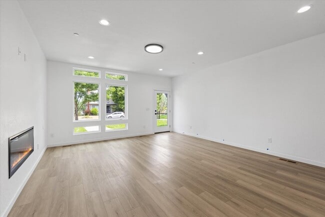 Building Photo - 2015 W 9th Ave