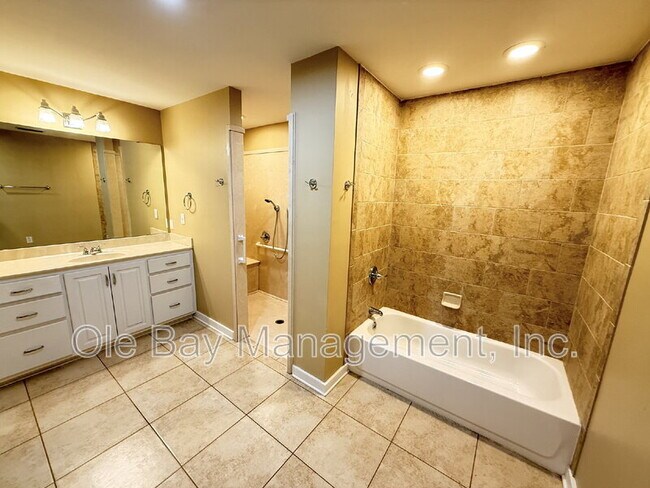 Building Photo - 4650 Rosewood Dr