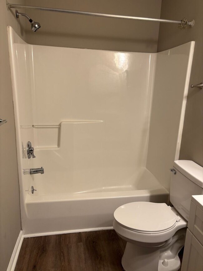 Building Photo - Beautiful 2 story townhome available in Asheboro!