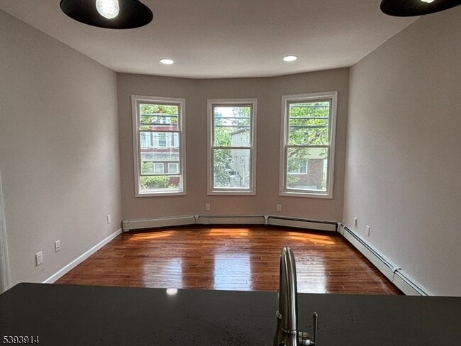 Building Photo - 50 James St