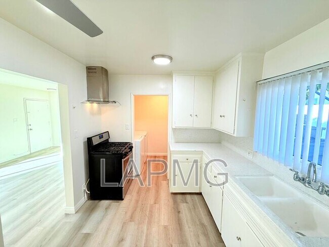 Building Photo - 625 Aerick St