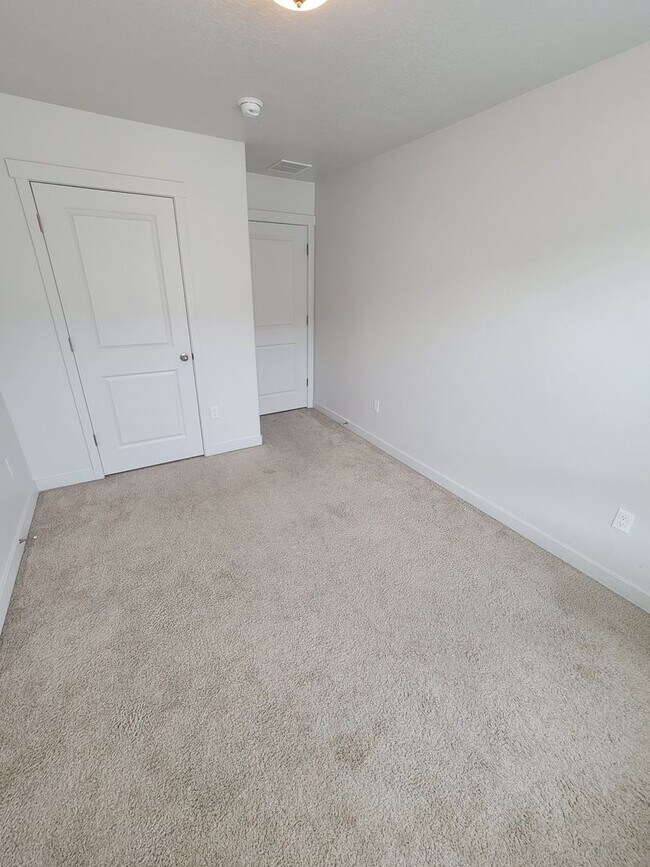 Building Photo - 4 Bedroom Town Home for Rent