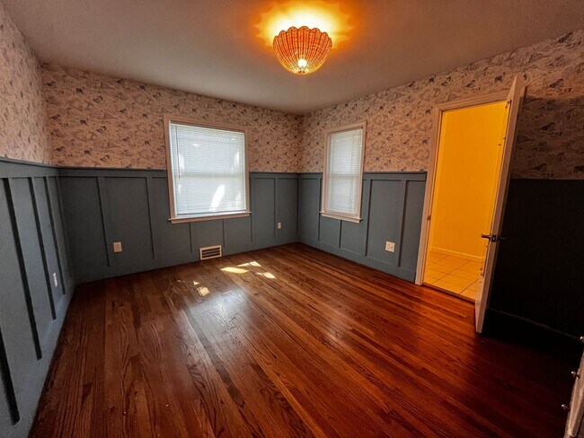 Building Photo - Wonderfull 3 Bedrooms along with 2 Full Ba...