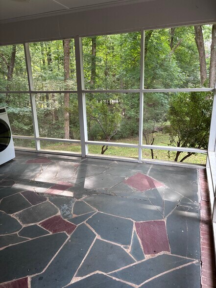 Building Photo - 3649 Pineview Cir