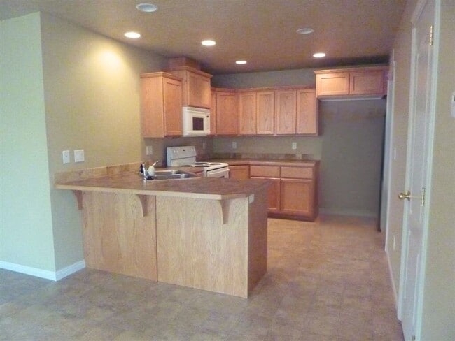 Building Photo - Super Private & Great Location
