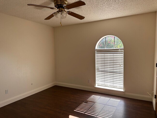 Building Photo - 3 Bedroom 2 Bath 2 Car Garage in Arlington - Excellent Location