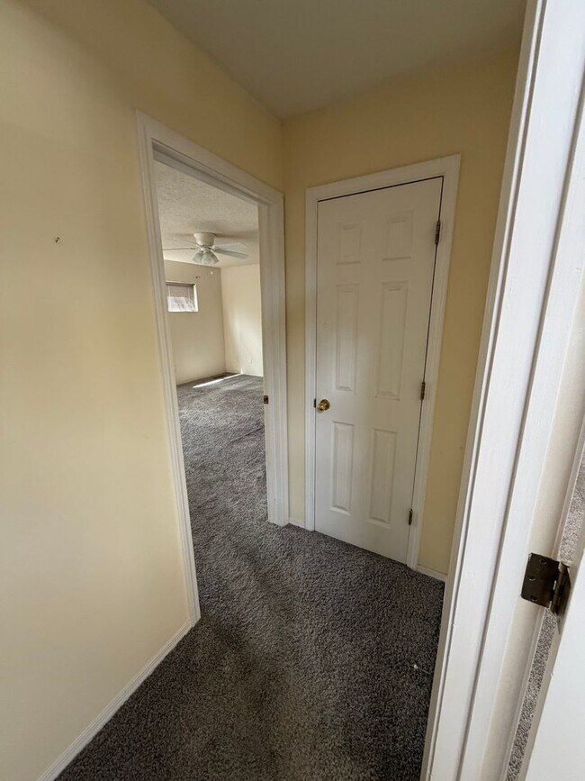 Building Photo - Spacious 3-Bedroom
