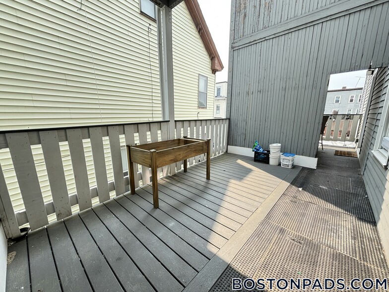 Building Photo - 164 Broadway