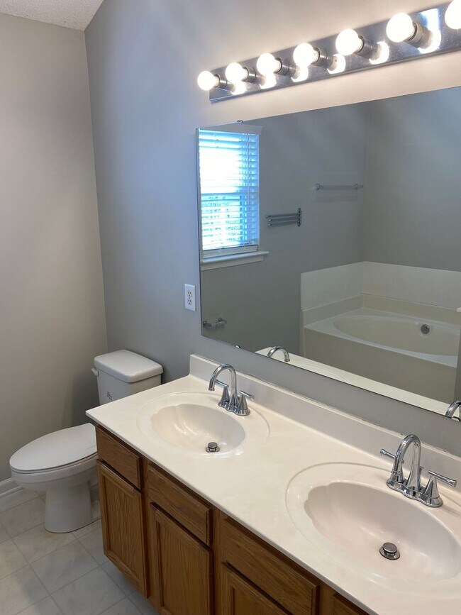 Building Photo - You can't miss this DEAL!