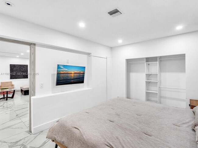 Building Photo - 440 SE 8th Ave