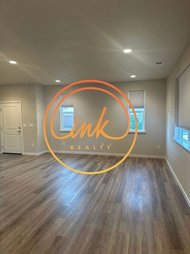 Building Photo - Modern 3 Bed, 2.5 Bath Townhome in Prime C...