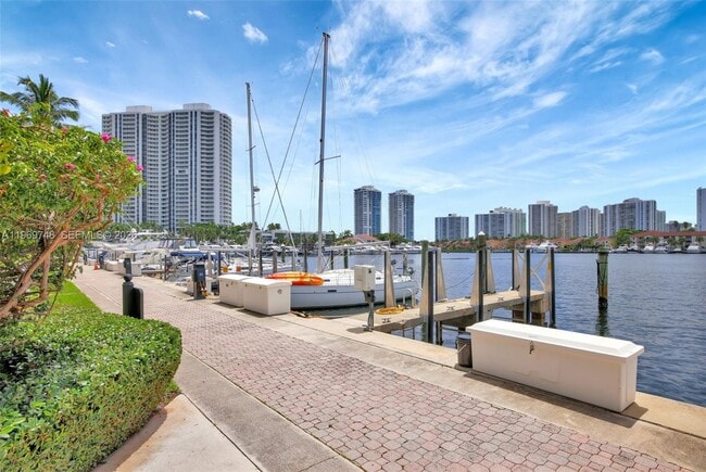 Building Photo - 3610 Yacht Club Dr