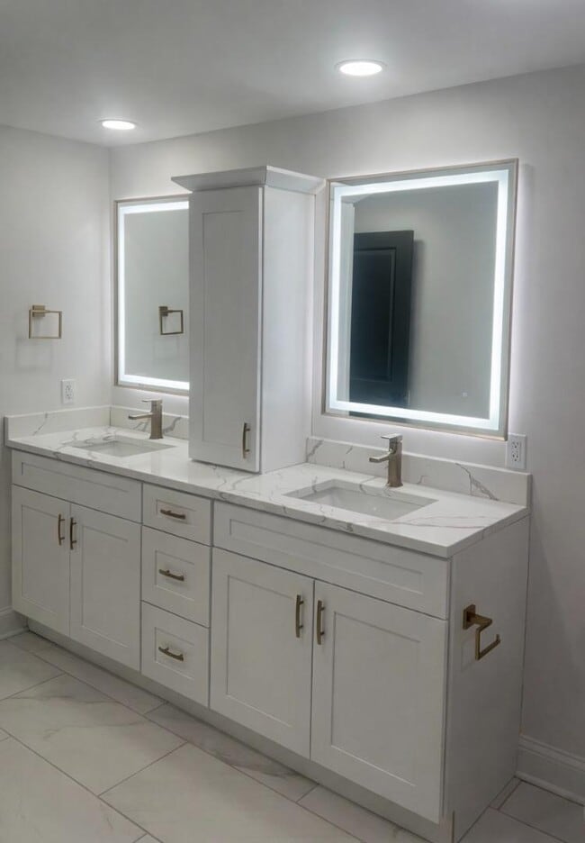 Building Photo - 8611 Lakewood Ave