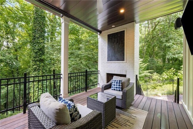 Building Photo - 306 Pinecrest Rd NE