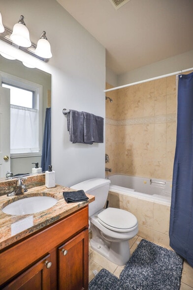 Building Photo - 2022 W Warren Blvd