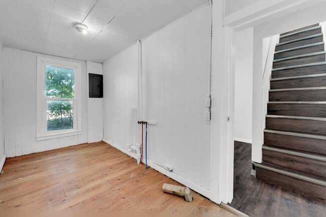 Building Photo - 3 Bed | 1 Bath | Loft | FULLY Remodeled | Springfield MO | PETS WELCOME!