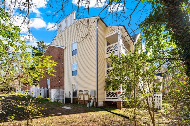 Building Photo - AVAILABLE NOW! Clean and comfortable 2 bed...