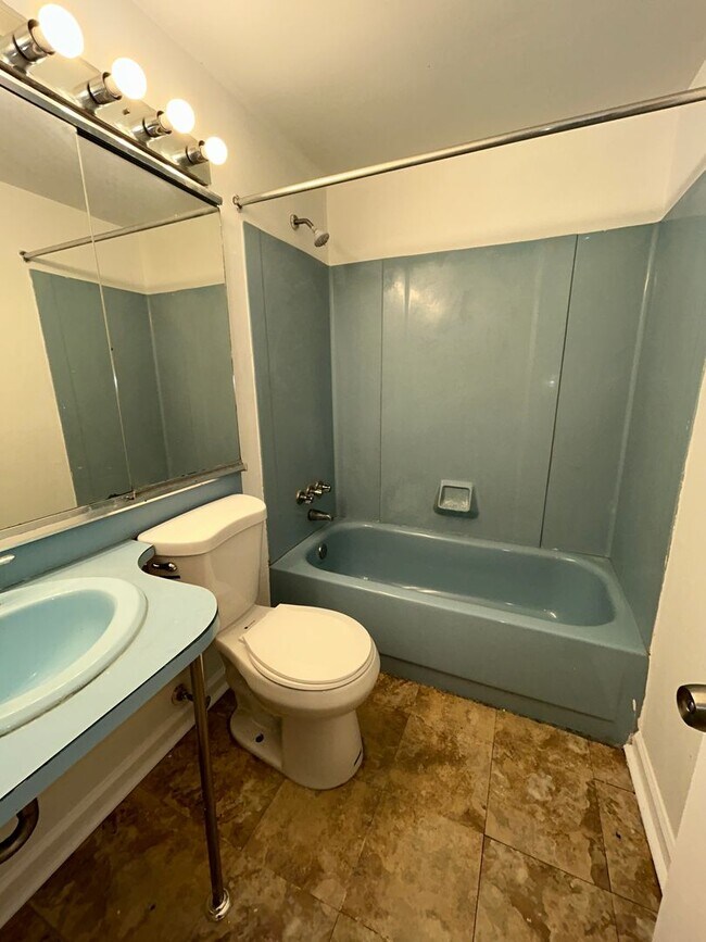 Building Photo - Condo for rent with parking and yard large...
