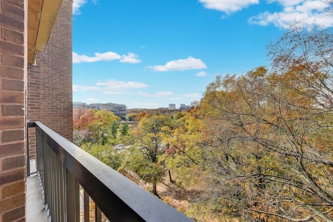 Building Photo - Large Foggy Bottom Beauty - 1+Den + 1 FB