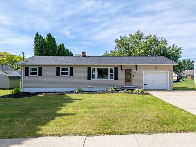 Building Photo - 1720 W Hill Dr