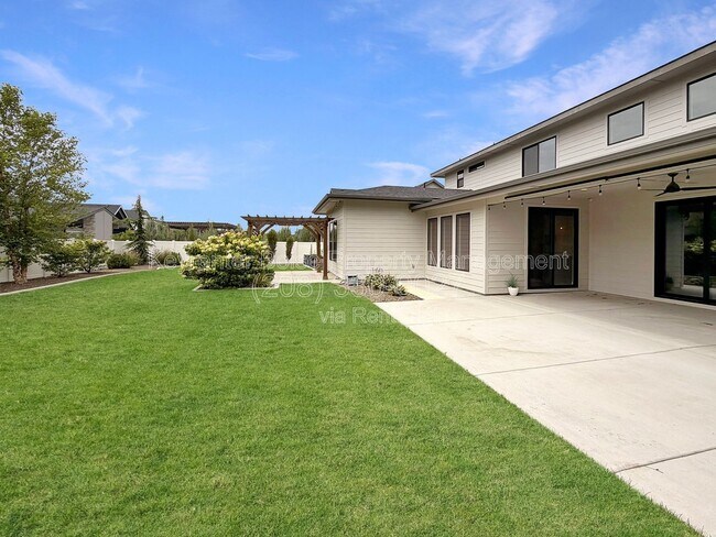 Building Photo - 8343 W Sparks Lake Dr