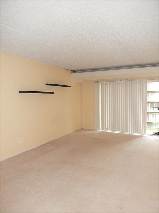 Building Photo - Charming 1 Bedroom 1 Bathroom Condo In Much Sought After EOS-21