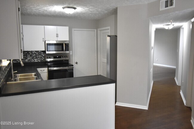 Building Photo - 4313 Hickoryview Dr