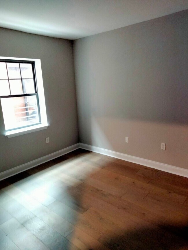 Building Photo - 52 Imlay St