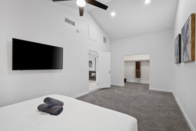 Building Photo - 3101 N 40th Dr