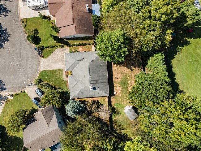 Building Photo - Great Location in the Heart of Madison!