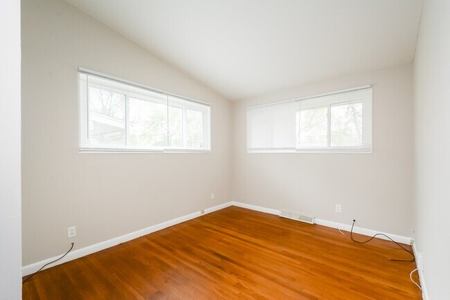 Building Photo - Fantastic 3bd/2ba home! Coming soon!
