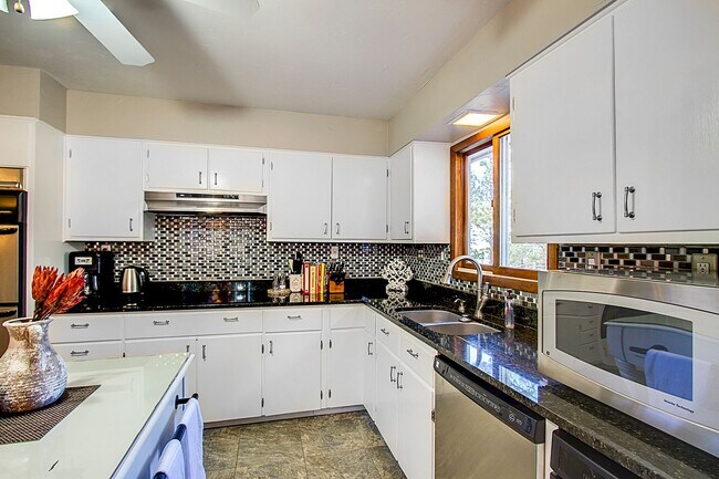 Building Photo - Peaceful 5 bdrm Mountain retreat in Woodla...
