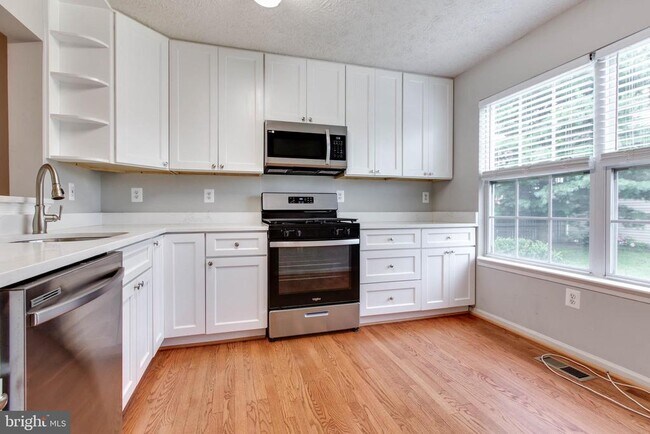 Building Photo - 3318 Hibiscus Ct