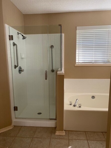 Building Photo - 5105 Woodgate Dr