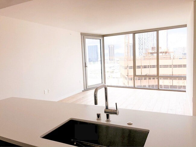 Building Photo - 1001 Queen St