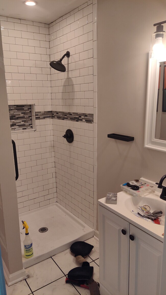 Building Photo - Room in House on Cricketeer Dr