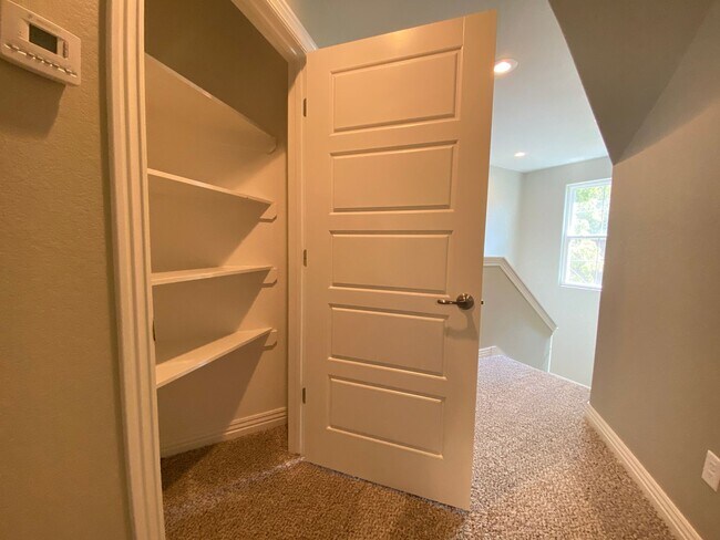 Building Photo - 2021 N Penelope Ln