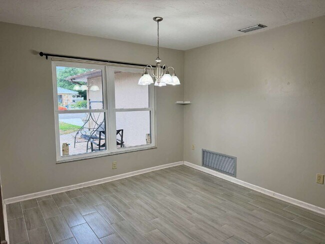 Building Photo - 423 Whispering Oaks Ct