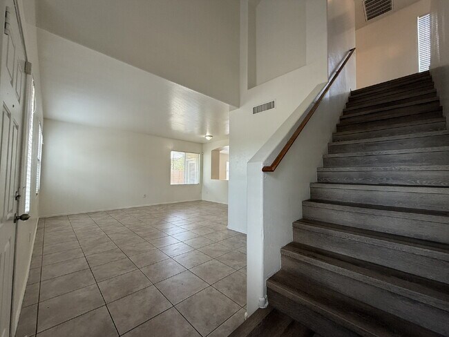 Building Photo - "Spacious 3-Bedroom Gem with 2.5 Baths in ...