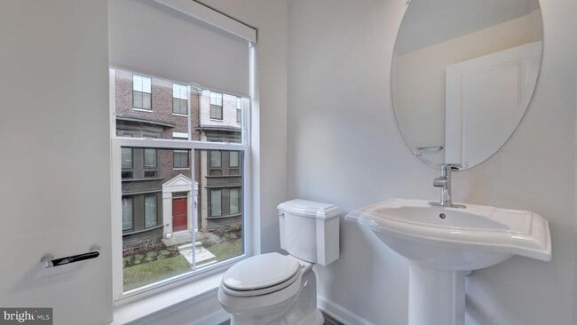 Building Photo - 513 Riversail Ln