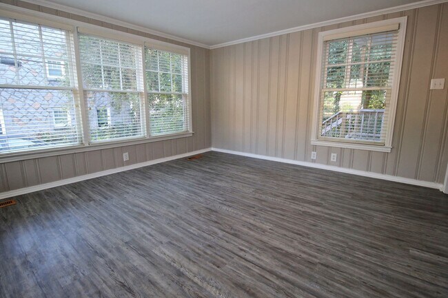 Building Photo - Pre-leasing for 2026-2027 Charming 3 Bed /...