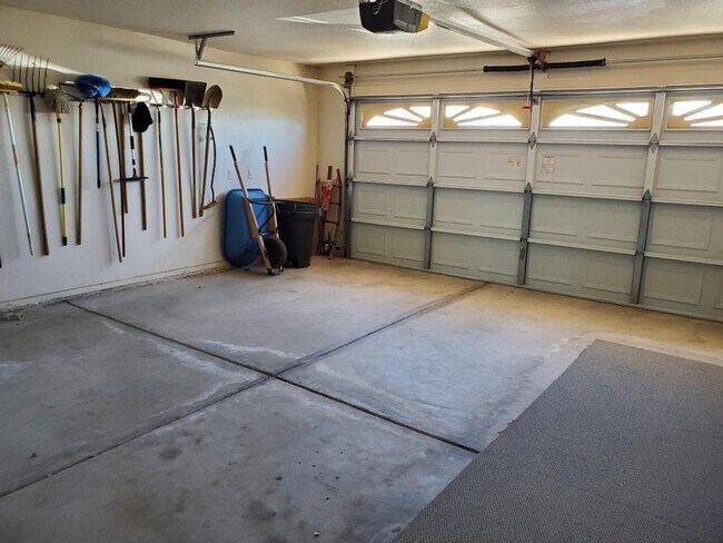 Building Photo - GREAT FURNISHED HOME WITH SIDE PARKING!