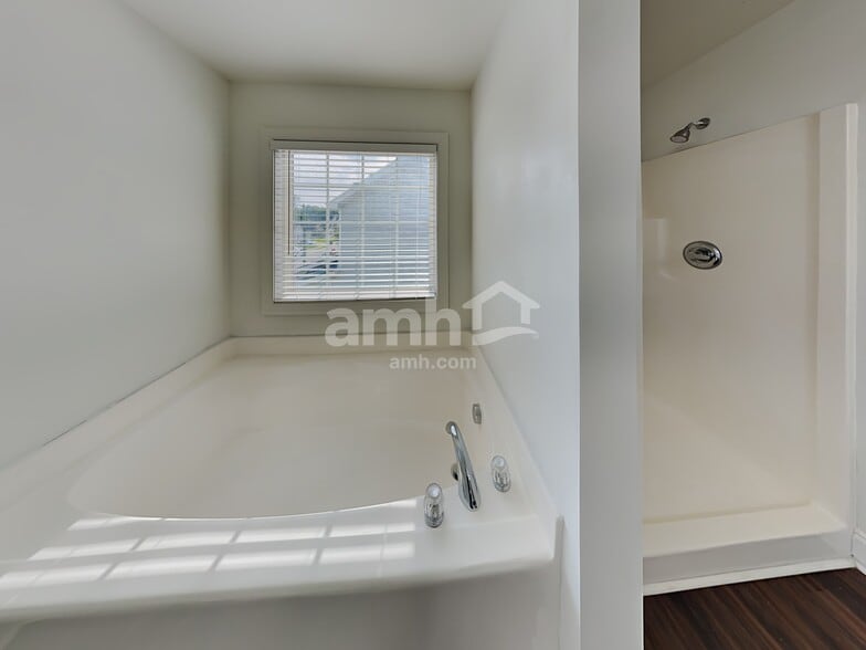 Building Photo - 2706 Erinridge Rd