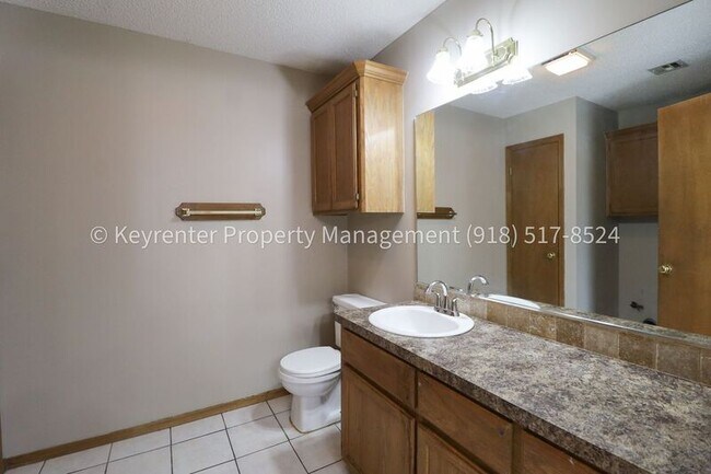 Building Photo - 1307 N Willow Dr