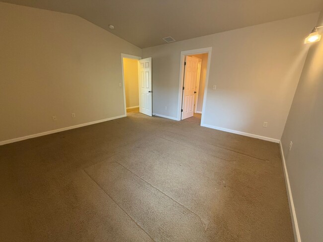 Building Photo - Wonderful 3 Bed/2.5 Bath Home in NE Bend -...