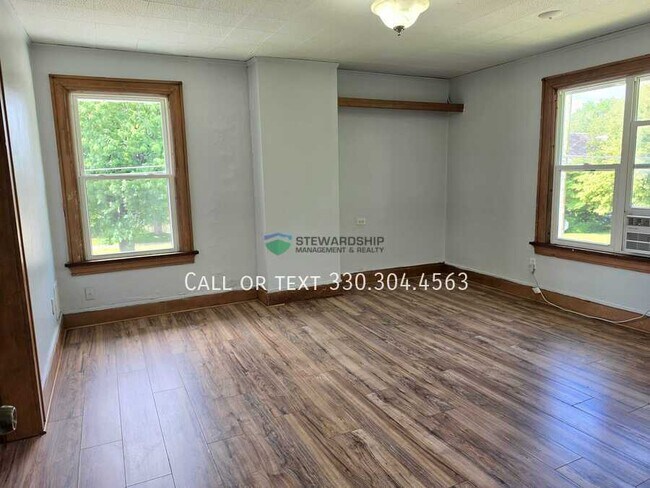 Building Photo - 104 6th St NE