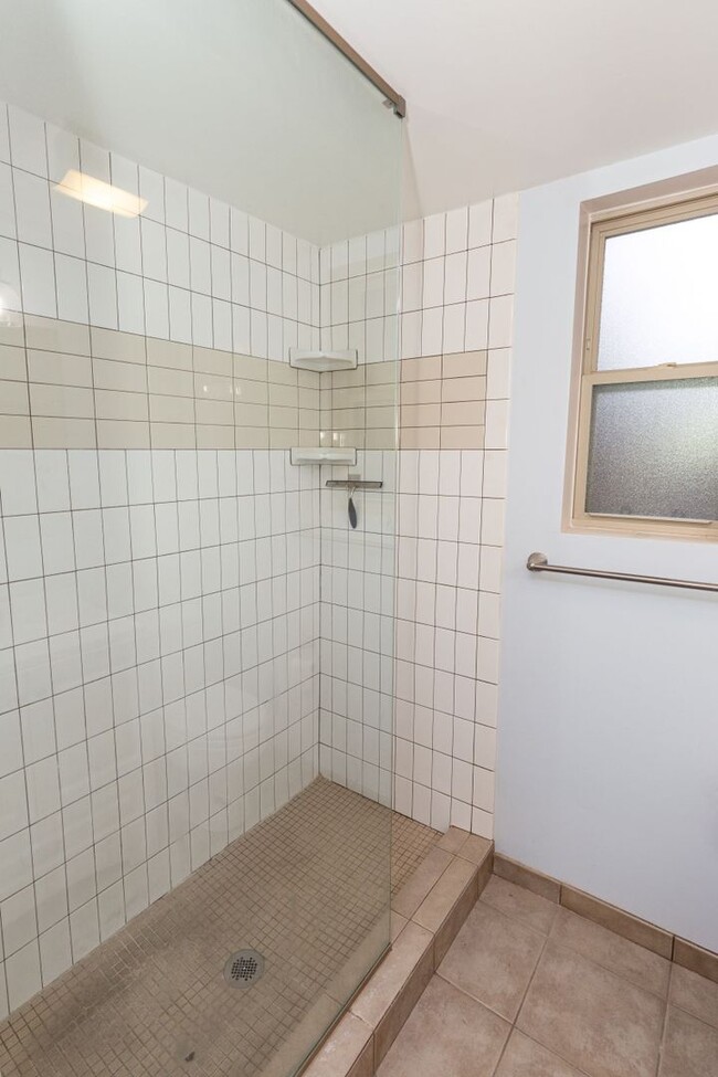 Building Photo - Updated one bed/one bath E Cap Condo, in-u...