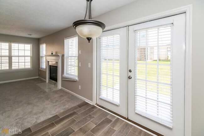 Building Photo - 2840 Lakeside Cir