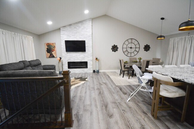 Building Photo - 5 Bed | 3 Bath | Luxury Living at Its Finest