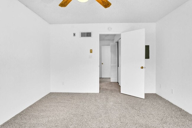 Building Photo - Beautiful one bedroom/one bath in the Verano community at UTC! Close to so much!